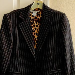 Beautiful blazer size 6 made in China nice lining silk